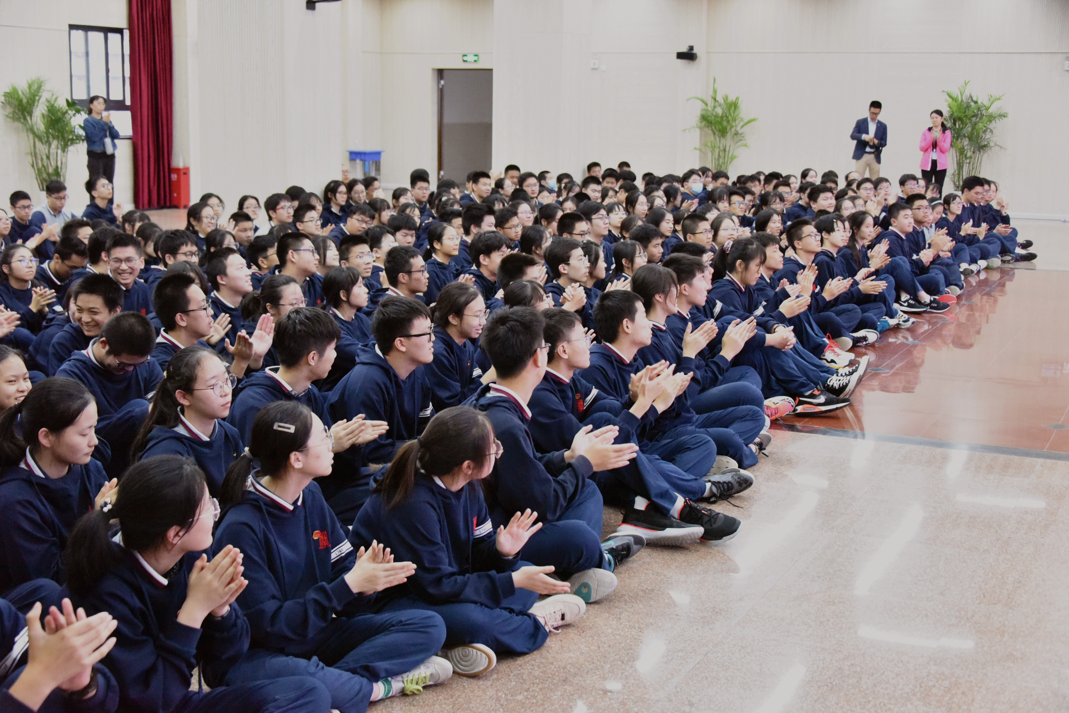 上海市五爱中学校服图片